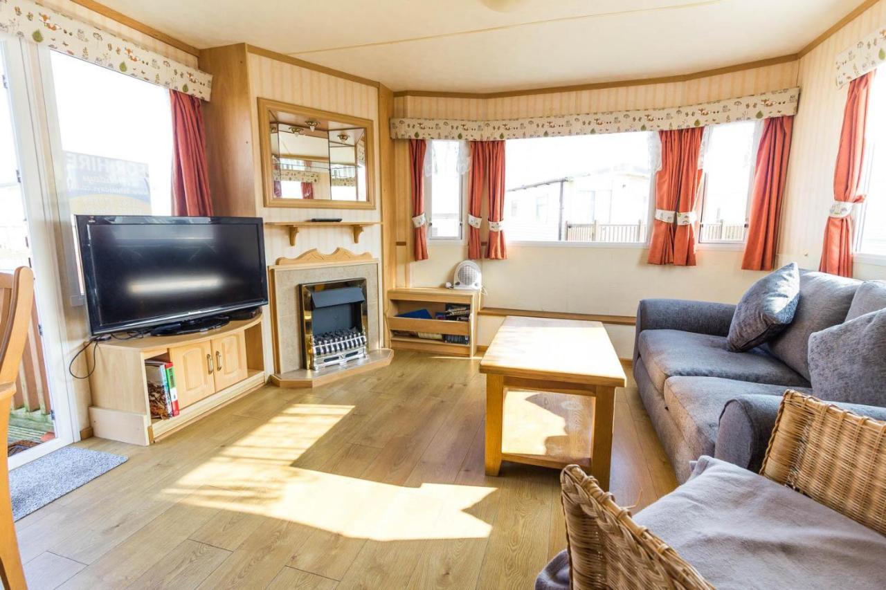 8 Berth Caravan For Hire By The Beach Many Attractions In Suffolk Ref 40093Nd Lowestoft Eksteriør billede
