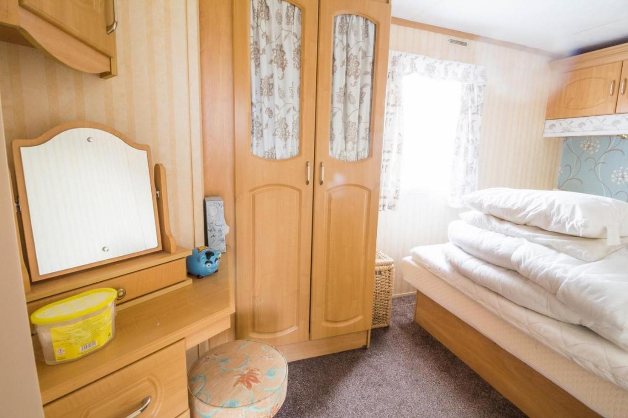 8 Berth Caravan For Hire By The Beach Many Attractions In Suffolk Ref 40093Nd Lowestoft Eksteriør billede